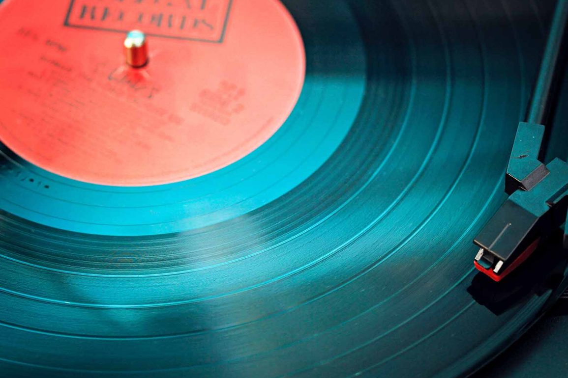 What is the number 1 song on Spotify right now - The Fashion Request - Foto de Elviss Railijs Bitāns no Pexels