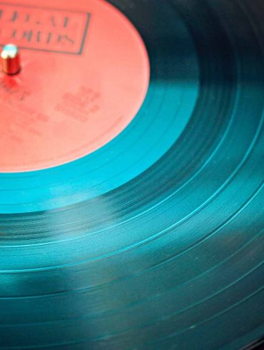 What is the number 1 song on Spotify right now - The Fashion Request - Foto de Elviss Railijs BitΔns no Pexels